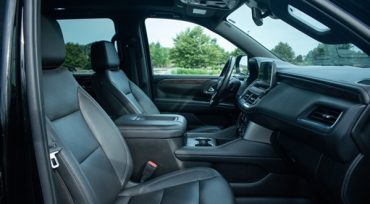 02-usnpx-2024chevroletsuburban-front-seats-jms
